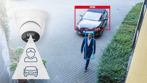 Collage aus der stilisierten Zeichnung einer Person und eines Autos am linken Bildrand mit der Aufnahme eines Menschen vor einem Auto auf einer Zufahrt. Mensch und Auto sind farblich unterschiedlich markiert.