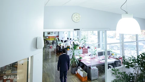 The Secoris PIR motion detector reliably monitors indoor spaces © ABUS