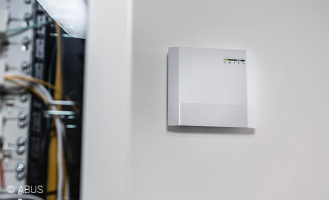 Die TECTIQ-Zentrale montiert an einer Wand.