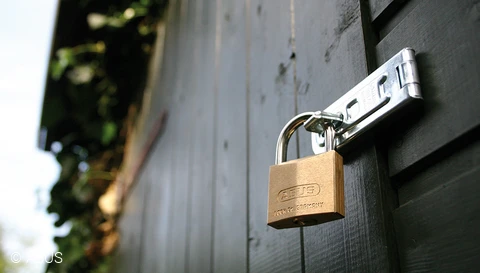 Qu'il s'agisse d'un abri ou d'un portail de jardin, nos cadenas protègent © ABUS