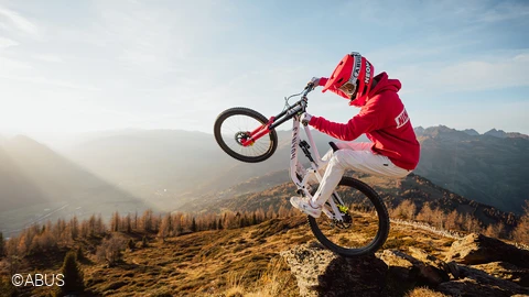 Mountainbike Fahrer Gabriel Wibmer ©ABUS