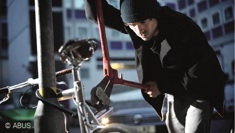 Cykeltyv, der forsøger at stjæle en ABUS U-lock © ABUS