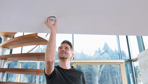 Quality-tested according to Q and compact design: our GRWM30600 mini smoke detector © ABUS