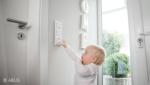 Lev rolig og beskyttet – med stikkontaktsikringen GRETA © ABUS