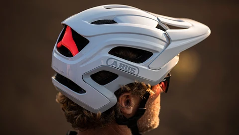 Richie Schley with the ABUS CliffHanger / © ABUS