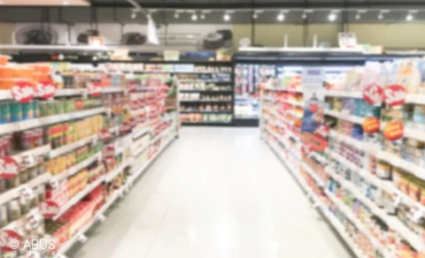 Ein Blick in die Gänge eines Supermarktes: auch hier kommt das Zutrittskontrollsystem TECTIQ zum Einsatz.