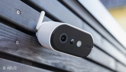 Platzieren Sie die Akku Cam auch im Außenbereich, um Ihr Zuhause vor Eindringlingen zu schützen. © ABUS