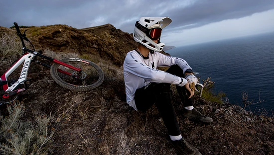 Gabriel Wibmer wears the ABUS AirDrop on La Palma ©ABUS