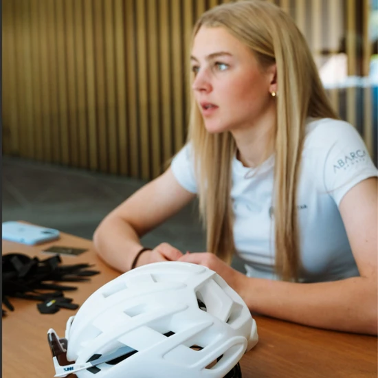 Cat Ferguson from the Movistar team sits at the table and is interviewed © ABUS