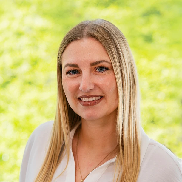 Portraitbild der Mitarbeiterin Michelle Meli aus der Personalabteilung  ©ABUS
