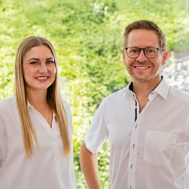 Porträt zweier Mitarbeitender aus dem Ausbildungsbereich lächeln in die Kamera ©ABUS