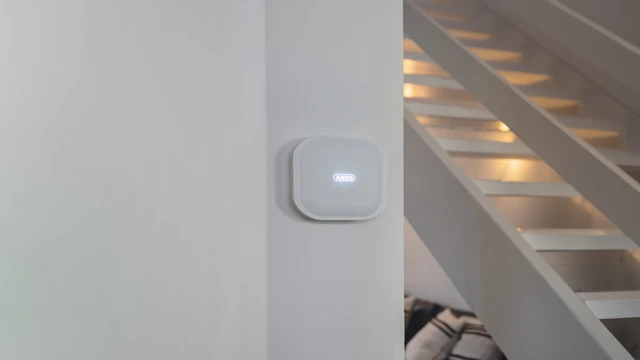 Comfion Pro Zentrale an Wand montiert - unscharf geschalten: erkennbar am weiß leuchtenden ABUS-Logo