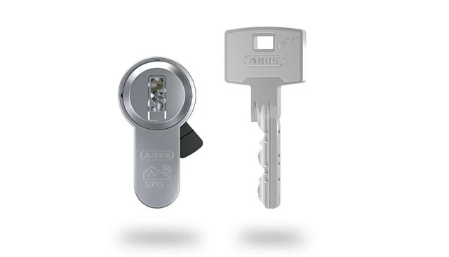 ABUS Schließzylinder mit passendem Schlüssel auf weißem Hintergrund © ABUS