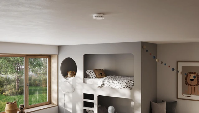 Kinderzimmer mit Hochbett und an der Decke montiertem Rauchmelder © ABUS