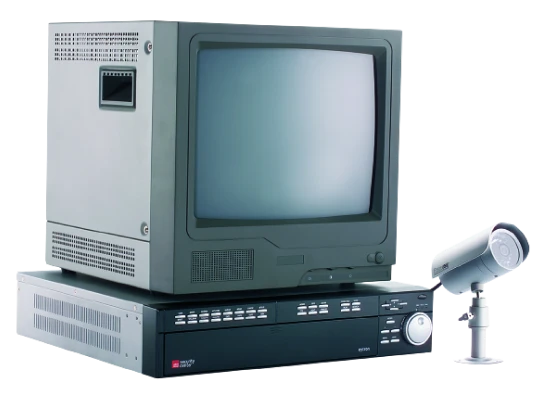 Un système de surveillance électronique avec une caméra et un grand écran © ABUS