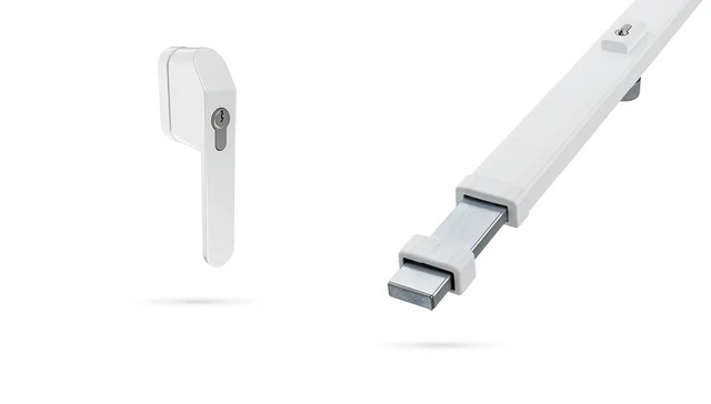 Weißer Fenstergriff und ausziehbare Fenstersicherung auf weißem Hintergrund © ABUS