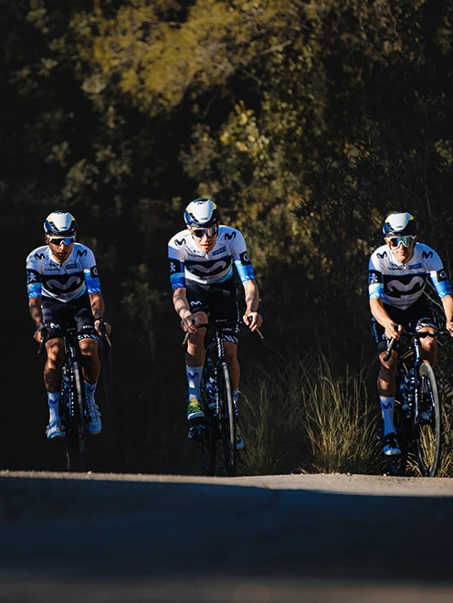 Drei Radfahrer aus dem Movistar Team