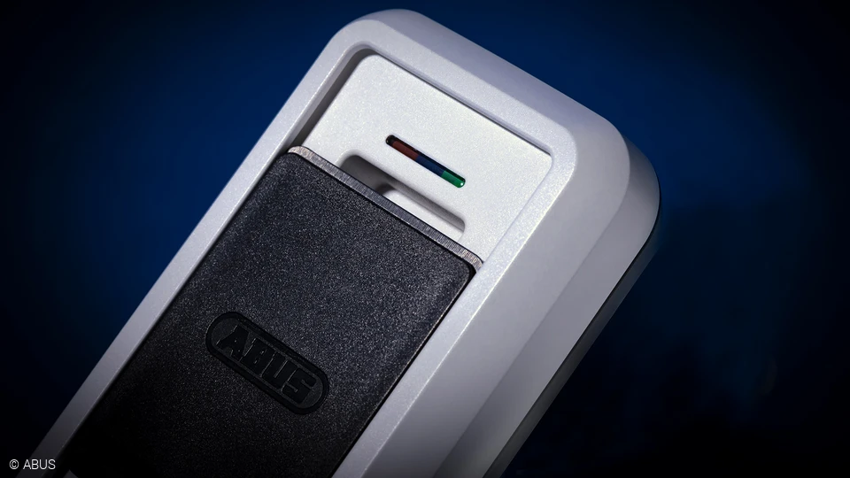 Die Schutzklappe mit Schiebemechanismus kann einfach hochgeschoben werden © ABUS