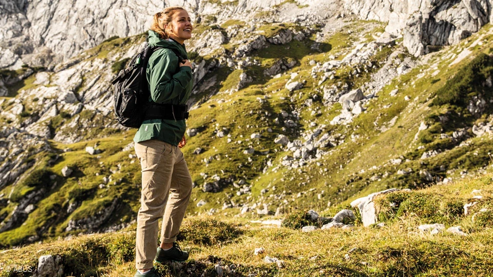Nigdy nie zostawiaj plecaka bez opieki. Zabezpiecz go przed przypadkową kradzieżą. © ABUS