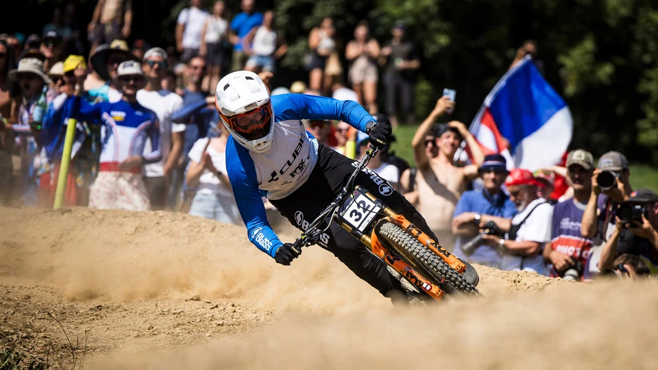 Max Hartenstern, Team Cube Factory Racing, with the ABUS HiDrop in Les Gets/France. ©Boris Beyer