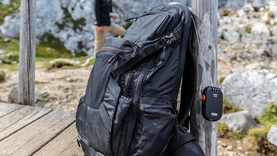 Even een foto maken van het mooie uitzicht? Tijdens wandelpauzes maakt u uw rugzak handig vast met de Combiflex. © ABUS