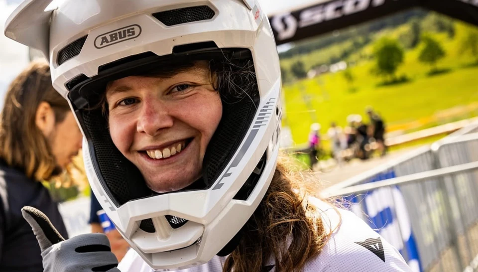 Athletin Raphaela Richter mit einem weißen HiDrop Helm von ABUS © ABUS