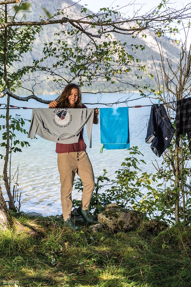 Flexible, réglable en longueur, parfaitement adapté à la distance entre deux arbres : notre set de cordes élastiques ne sécurise pas seulement les bagages, mais aussi le linge sur la corde © ABUS