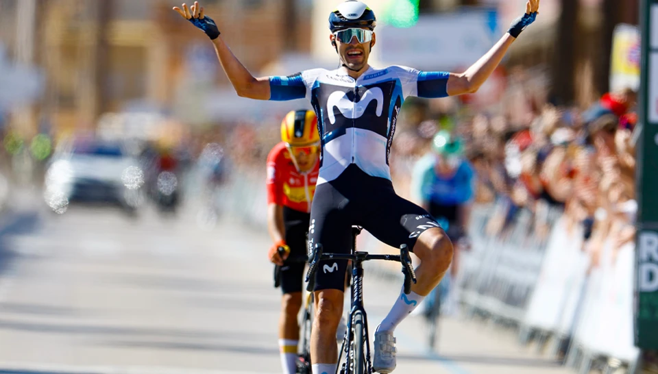 Ein Athlet des Movistar Team in einem Rennen © ABUS