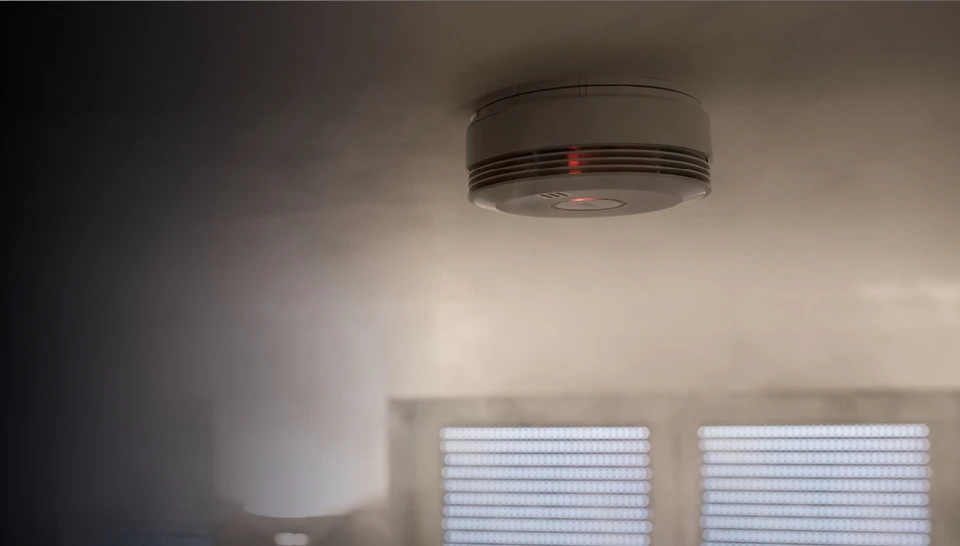 Rauchwarnmelder an Decke montiert, rote LED leuchtet