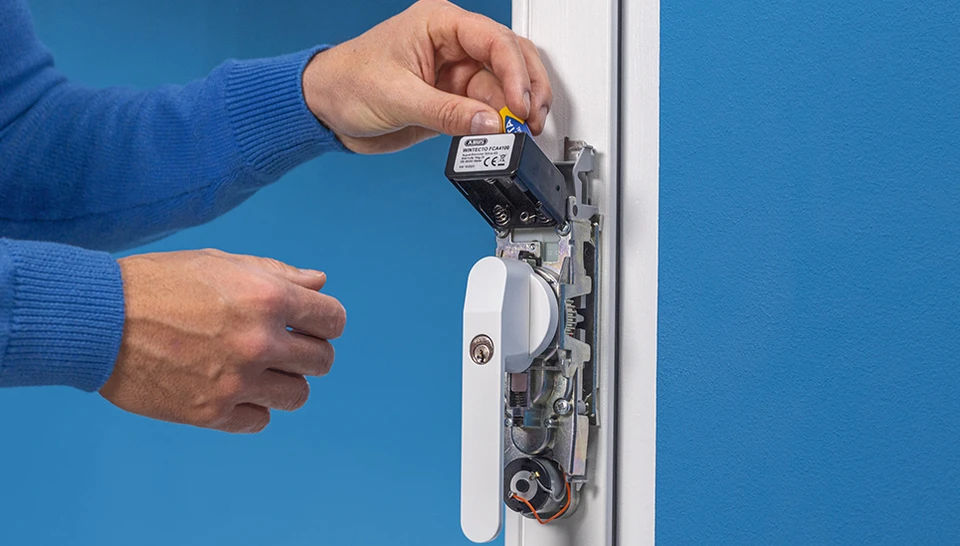 Inserimento delle batterie nel WINTECTO &copy; ABUS
