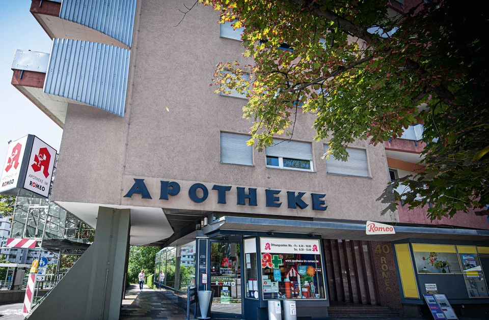 Apotheke im Romeo - das erste Wohnhochhaus Deutschlands setzte mit seinen 19 Stockwerken einen architektonischen Meilenstein. Die individuell anpassbaren Sicherheitslösungen von ABUS werden auch den Herausforderungen von historischen Gebäuden gerecht. © ABUS