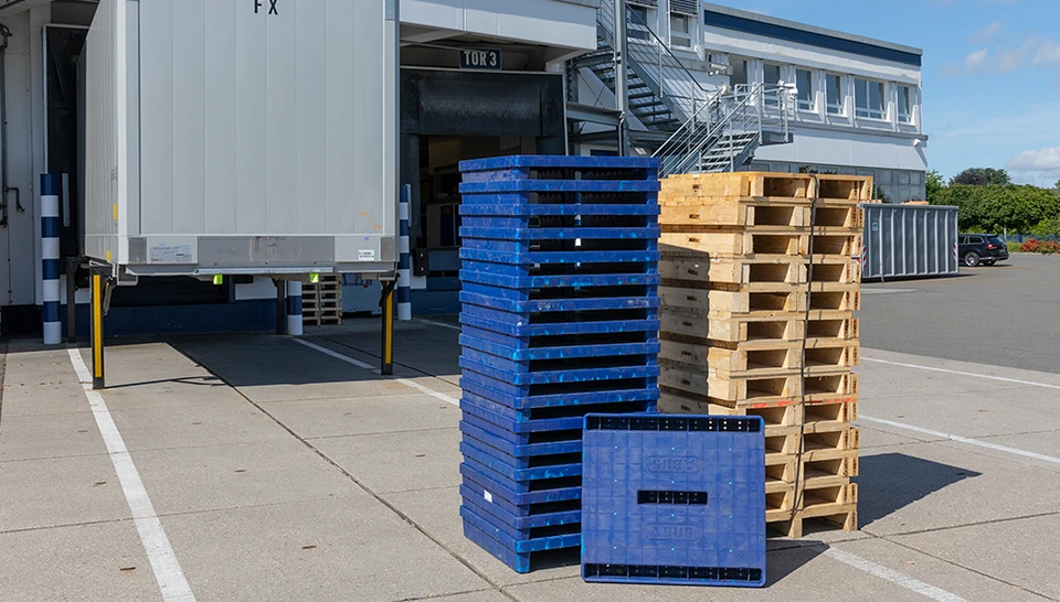 Mehrwegpaletten aus Kunststoff bieten viele Vorteile gegen&uuml;ber Holzpaletten. &copy;ABUS