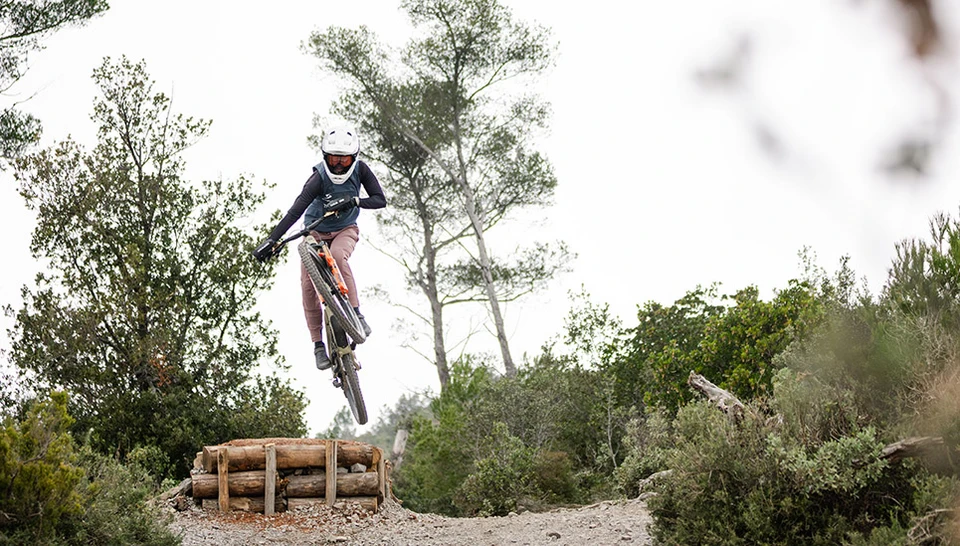 Raphaela Richter, Team Simplon Trailblazers, mit dem ABUS HiDrop ©Team Simplon Trailblazers