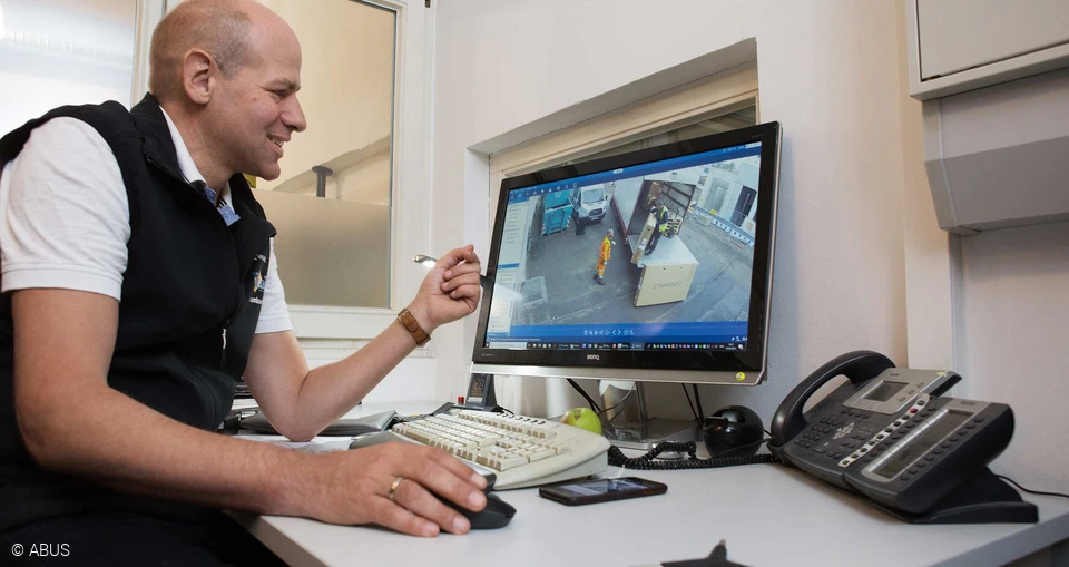 Whether on the road or at home - Jörg Prumbaum can get an overview anytime and anywhere. © ABUS