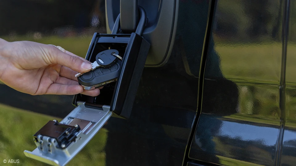 Onze KeyGarages in verschillende maten bieden ruimte voor verschillende items: grote sleutels, USB-sticks, creditcards en meer © ABUS