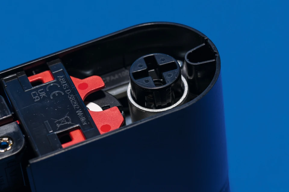 Gros plan : entraînement de serrure de porte intelligent LOXERIS One en noir Face arrière © ABUS