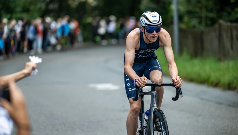 Athlet Lasse Lührs mit einem weißen ABUS GameChanger Helm © ABUS