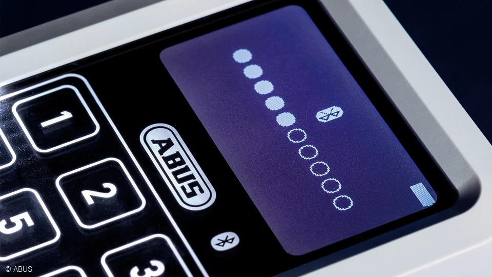 Im Dunkeln den Code eingeben? Kein Problem, dank des beleuchteten Displays © ABUS