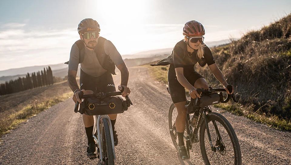 The PowerDome moss green and blaze red on a gravel road in Tuscany ©ABUS