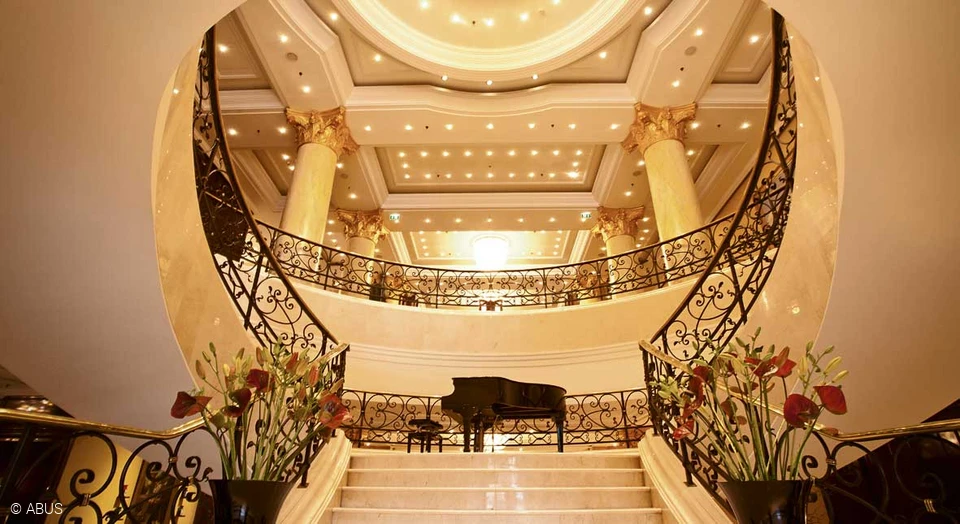 Het Ritz-Carlton Berlin aan de Potsdamer Platz wordt beschouwd als een van de meest luxueuze hotels in Duitsland. Het exquise interieurontwerp vereist een discreet, ultramodern bewakingssysteem. © ABUS