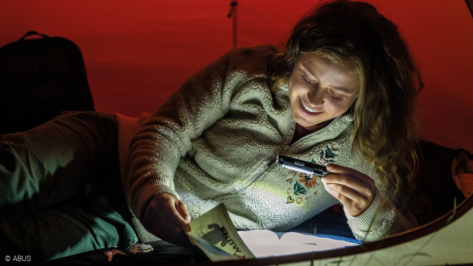 Vous voulez feuilleter un magazine avant d'aller vous coucher ? Notre lampe-torche vous éclaire © ABUS