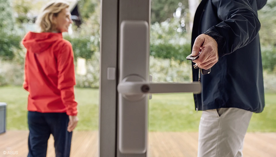 ¿Quiere cerrar la puerta del patio con sólo pulsar un botón? HomeTec Pro lo hace posible © ABUS