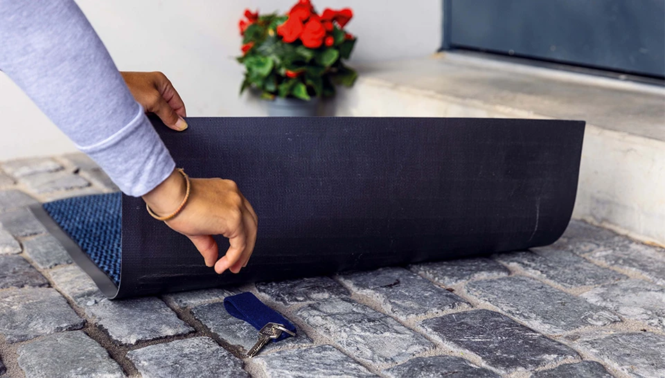 Nie wieder Schl&uuml;ssel unter der Fu&szlig;matte verstecken, dank der Smart KeyGarage &copy; ABUS