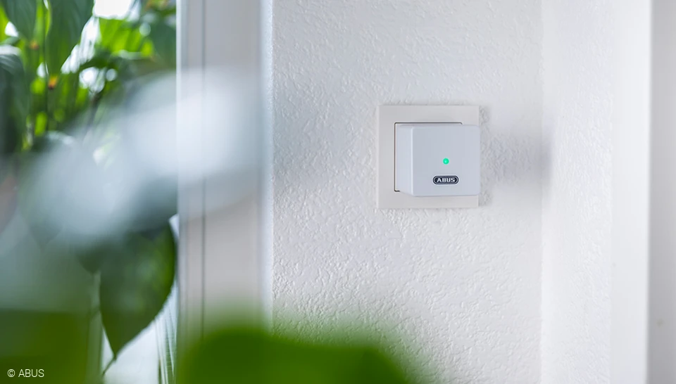 Si utiliza la pasarela Wi-Fi, podrá controlar qué personas pueden acceder a sus instalaciones y a qué hora del día, desde cualquier parte del mundo © ABUS