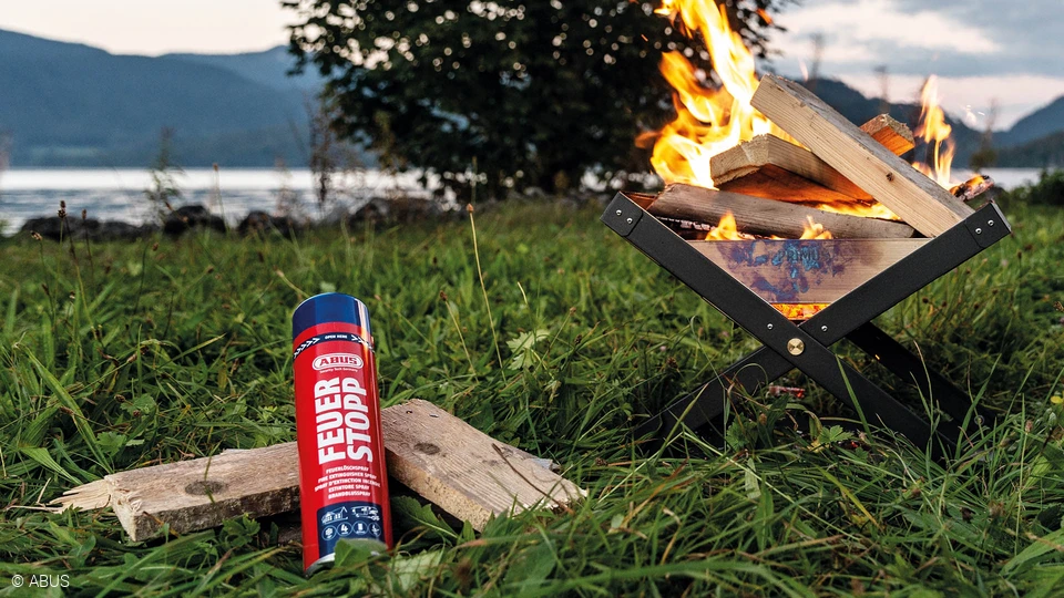 The Firestop is our fire extinguisher spray in a practical can format. With a capacity of 652 millilitres, any incipient fire can usually be extinguished quickly © ABUS