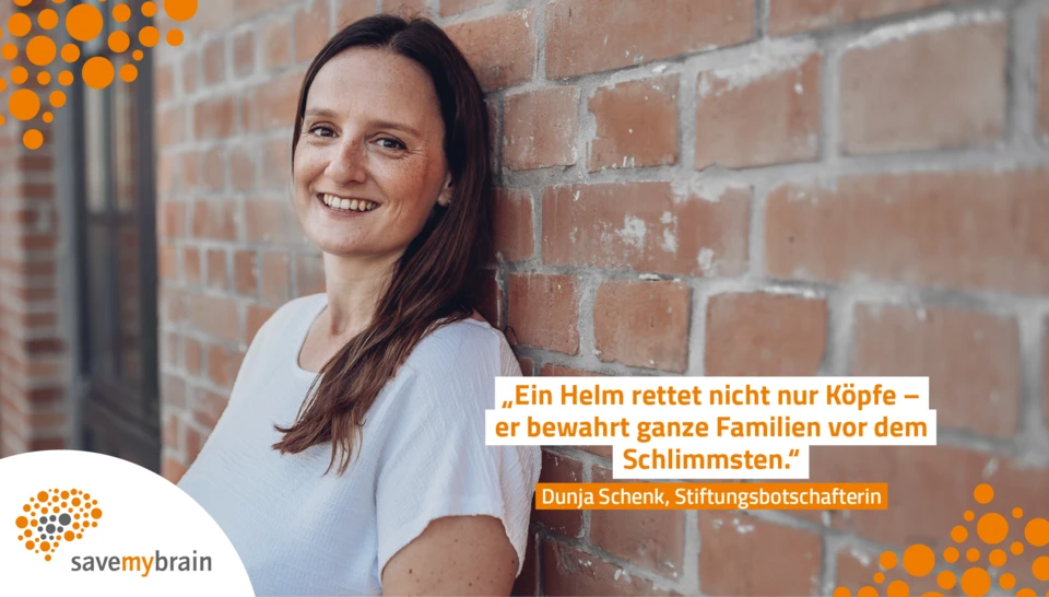 Portr&auml;t von Dunja Schenk, Stiftungsbotschafterin von savemybrain, l&auml;chelnd vor einer Backsteinwand &copy; ABUS