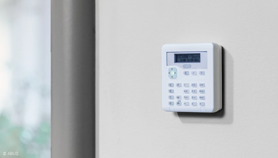 Flexible mounting in the entrance area © ABUS