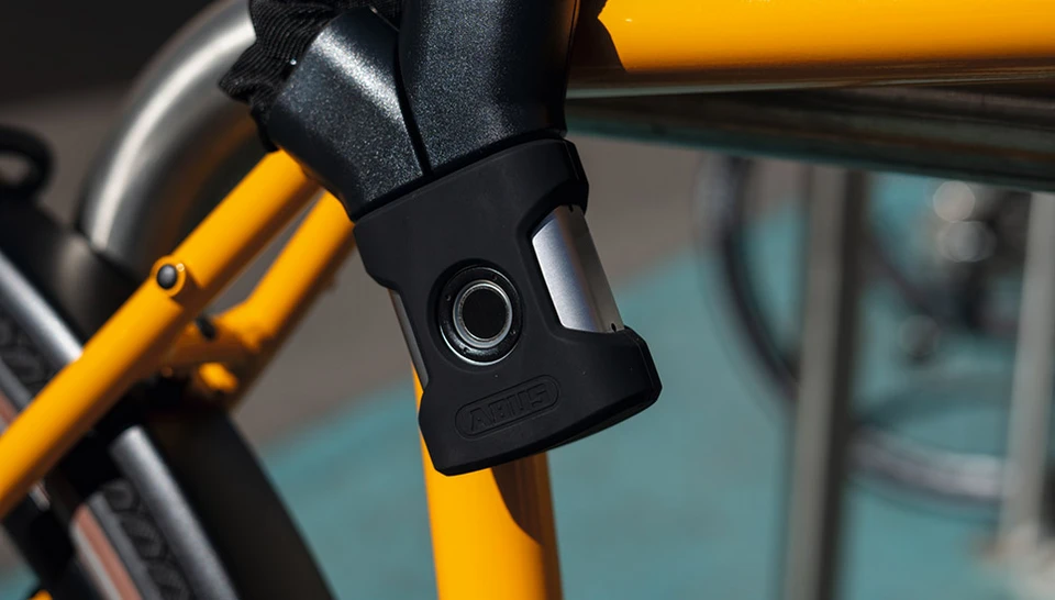 The YARDO 7807F secures a yellow bicycle © ABUS