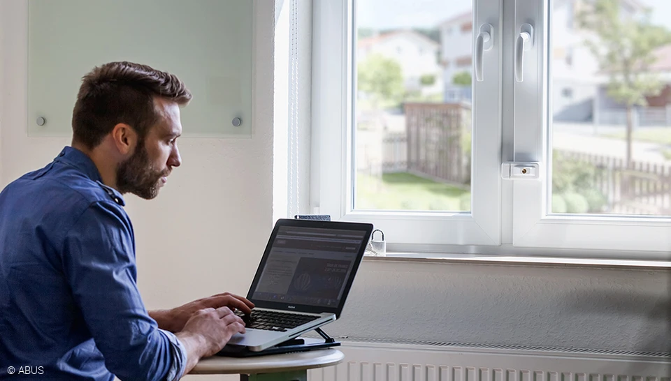 Einfach abgesichert - mit der Fenster-Zusatzsicherung 3010 © ABUS
