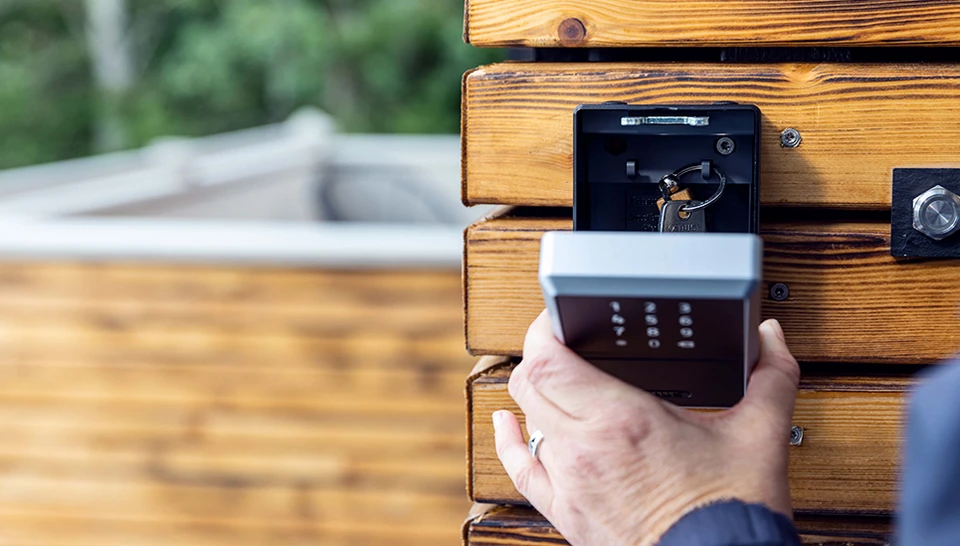 You can easily mount the Smart KeyGarage™ on the wall next to the front door. © ABUS